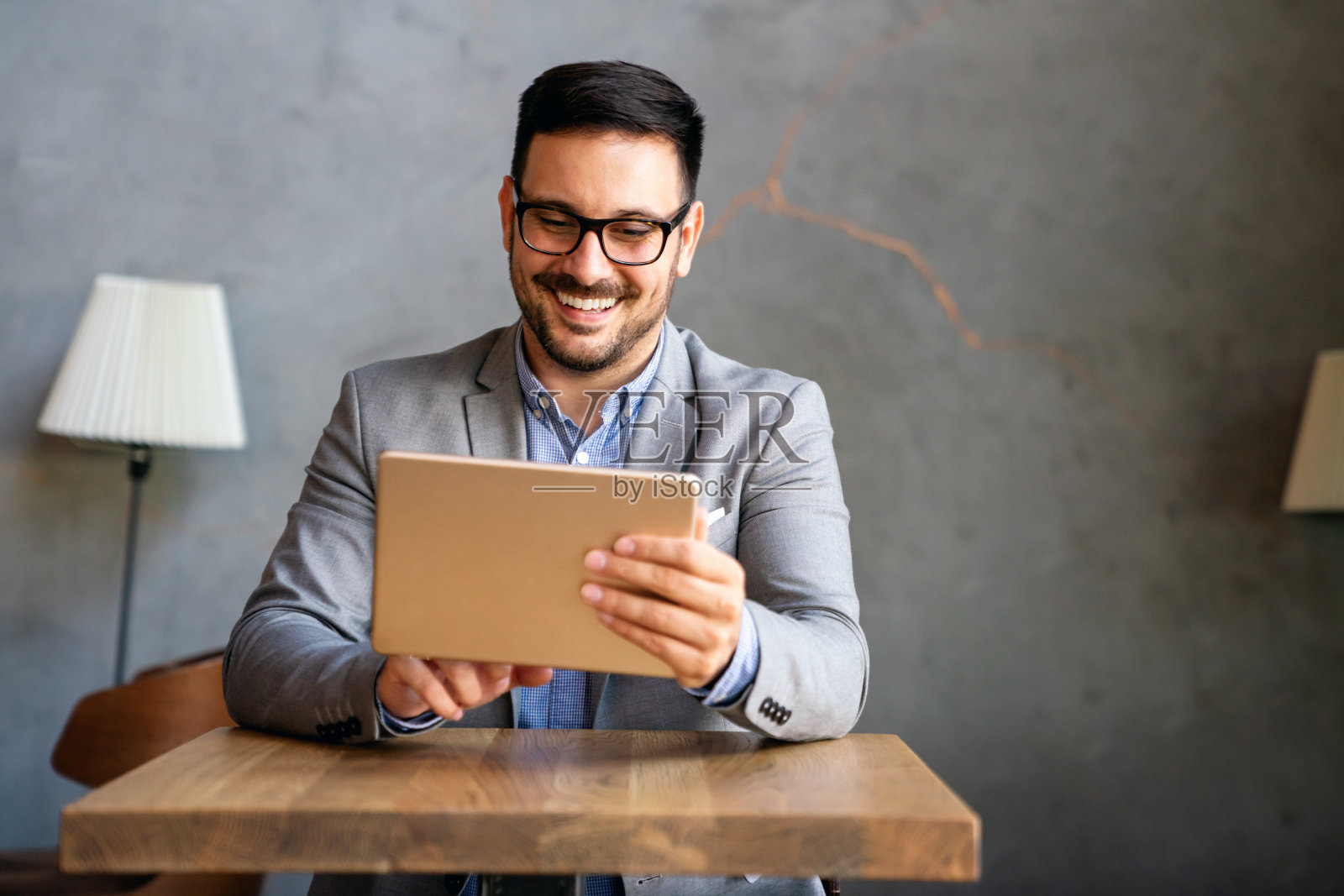 年轻的商人肖像工作在数字平板电脑照片摄影图片