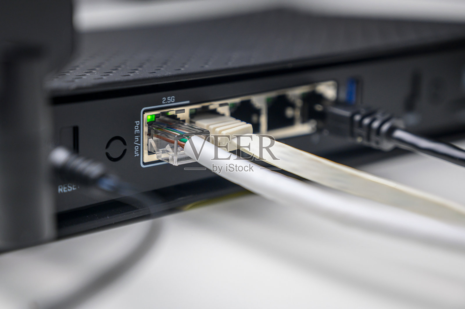 白色桌上的网络开关连接Utp网线照片摄影图片