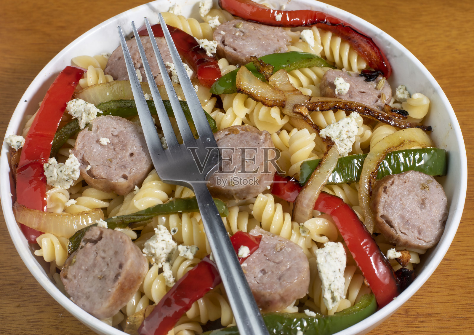 罗蒂尼加辣椒、洋葱和香肠照片摄影图片