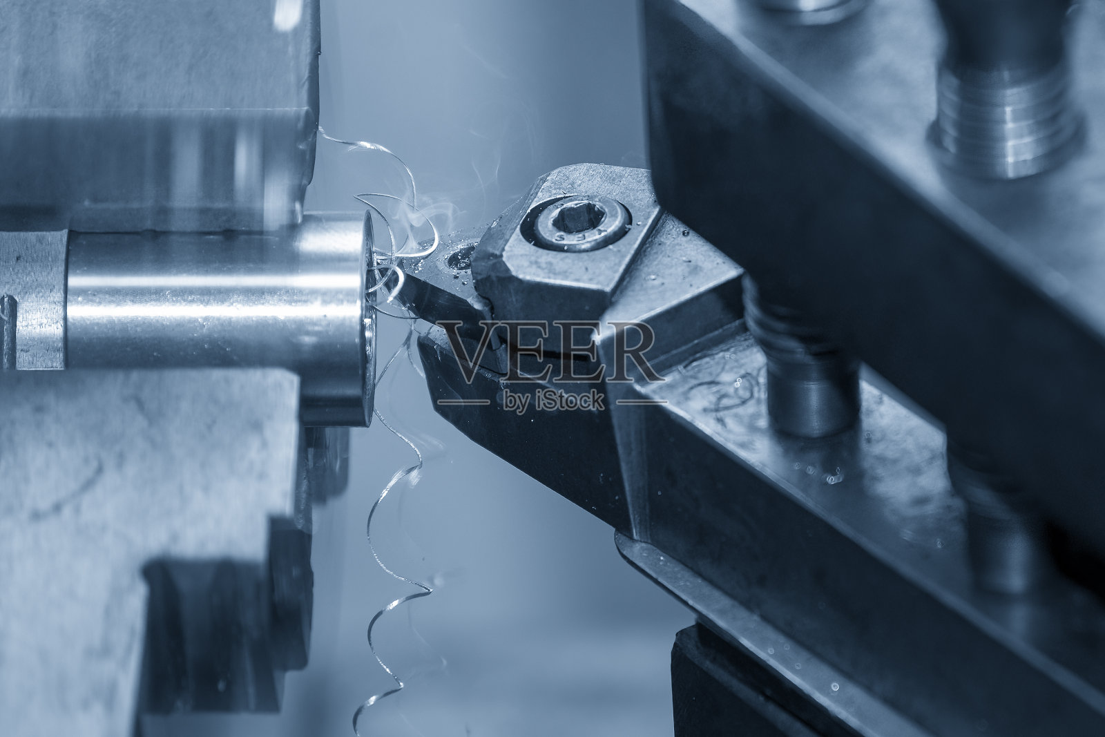 特写场景车床完成切割金属零件。照片摄影图片