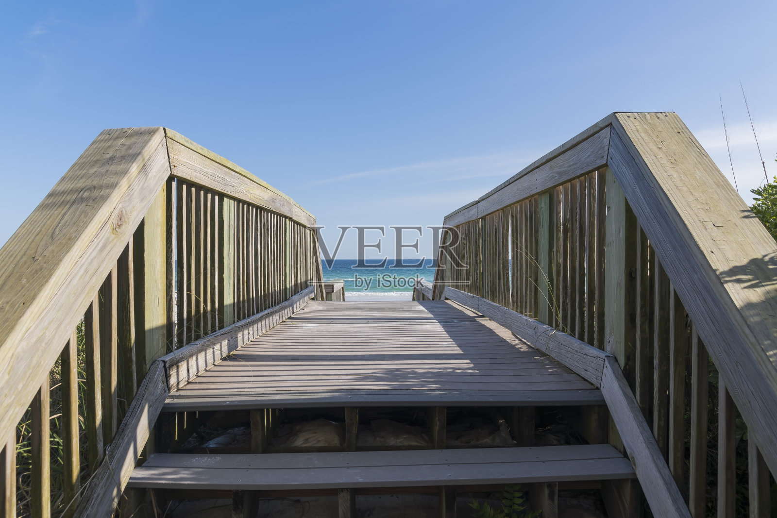 通往佛罗里达德斯汀海滩的木桥照片摄影图片
