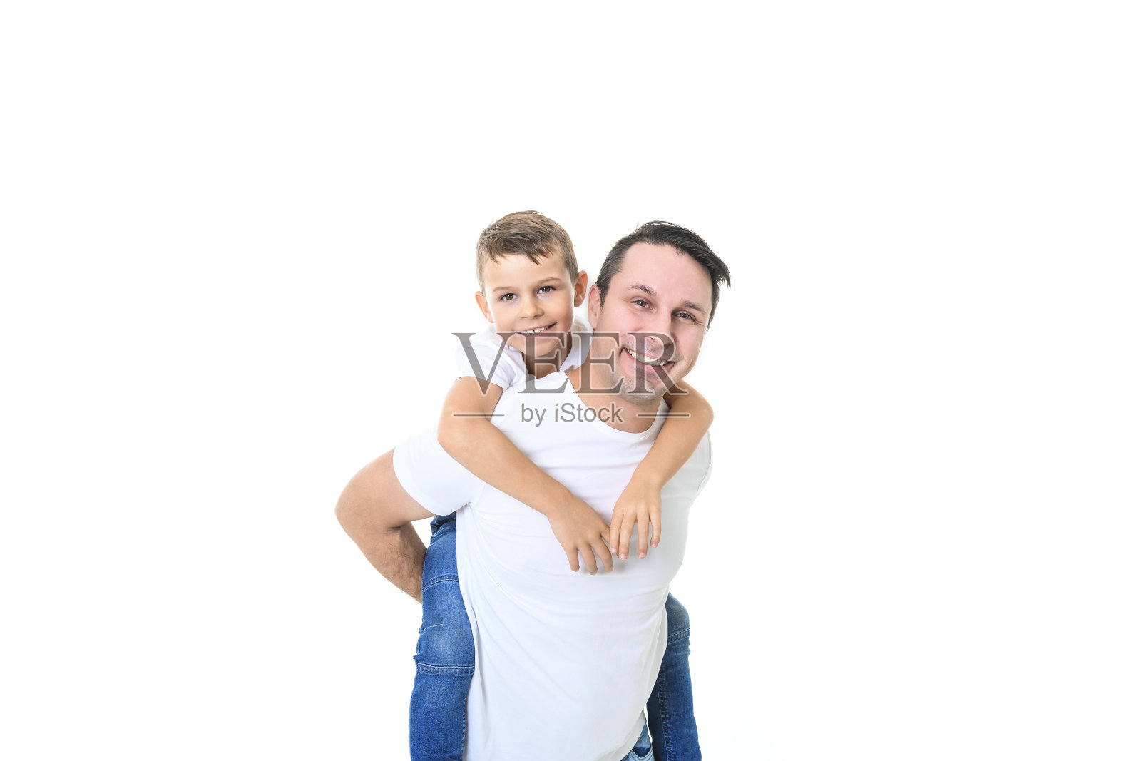 父亲带着可爱的小儿子孤立在白色上照片摄影图片