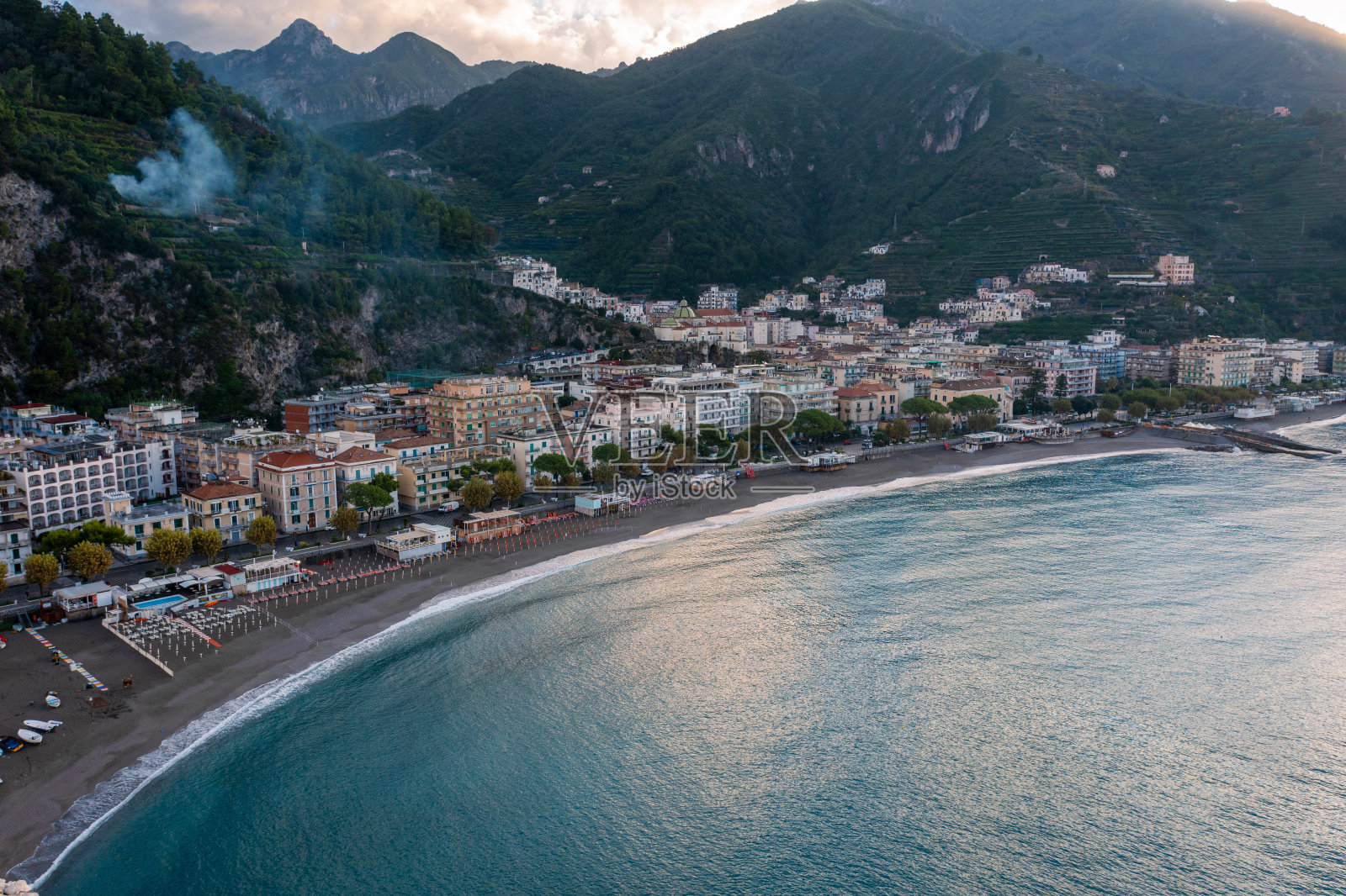 从意大利阿马尔菲海岸的海上鸟瞰Maiori照片摄影图片