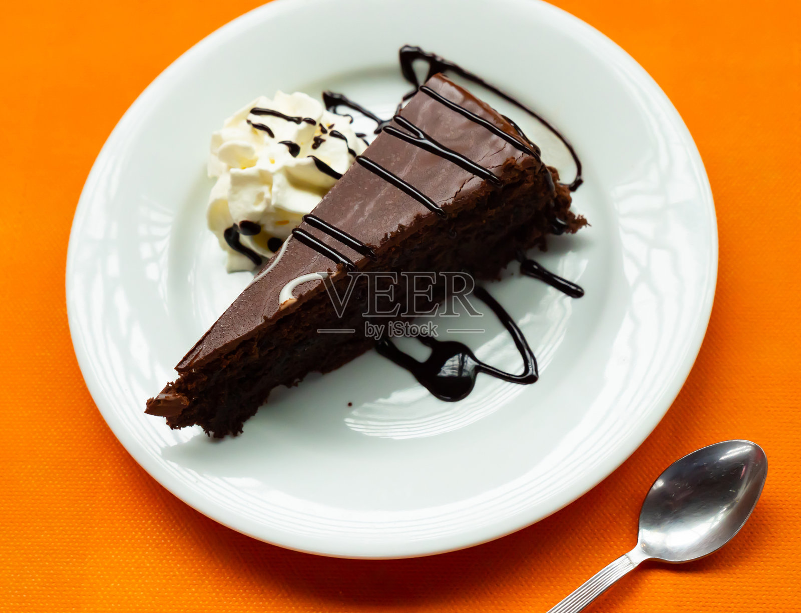 一块美味的布朗尼蛋糕装饰地放在盘子里照片摄影图片