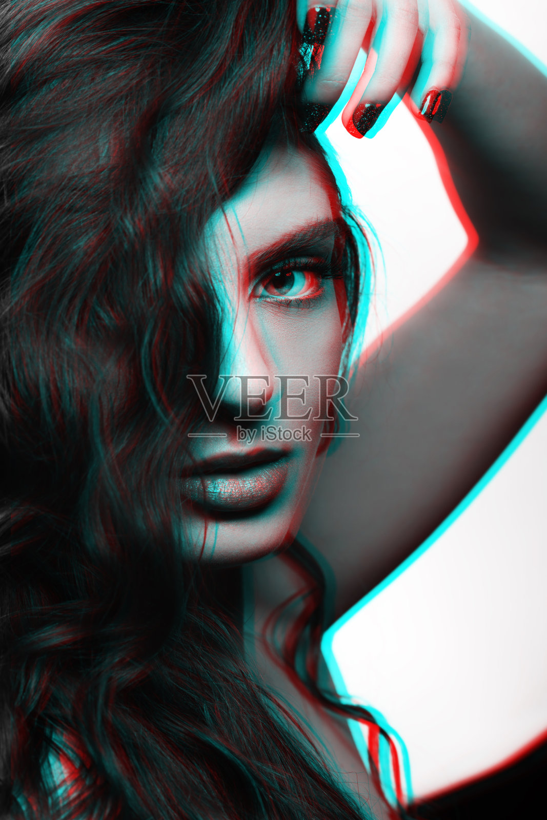 女人长波浪头发感性的画室肖像在RGB颜色分裂效果风格照片摄影图片