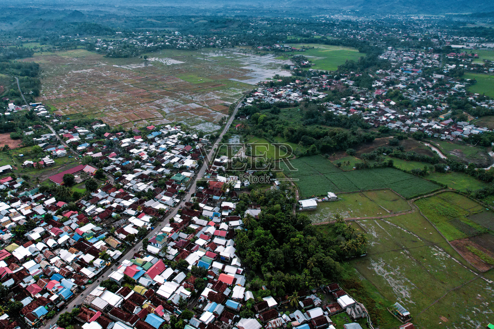 城郊的一个村庄照片摄影图片