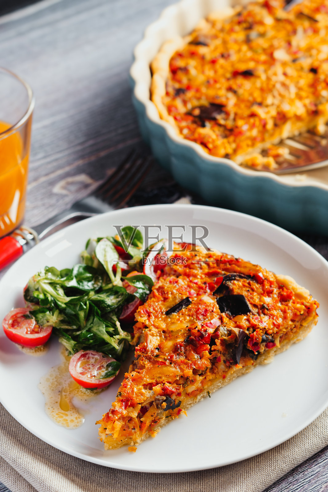 配胡萝卜、辣椒和茄子的乳蛋饼，配上羊肉生菜。照片摄影图片