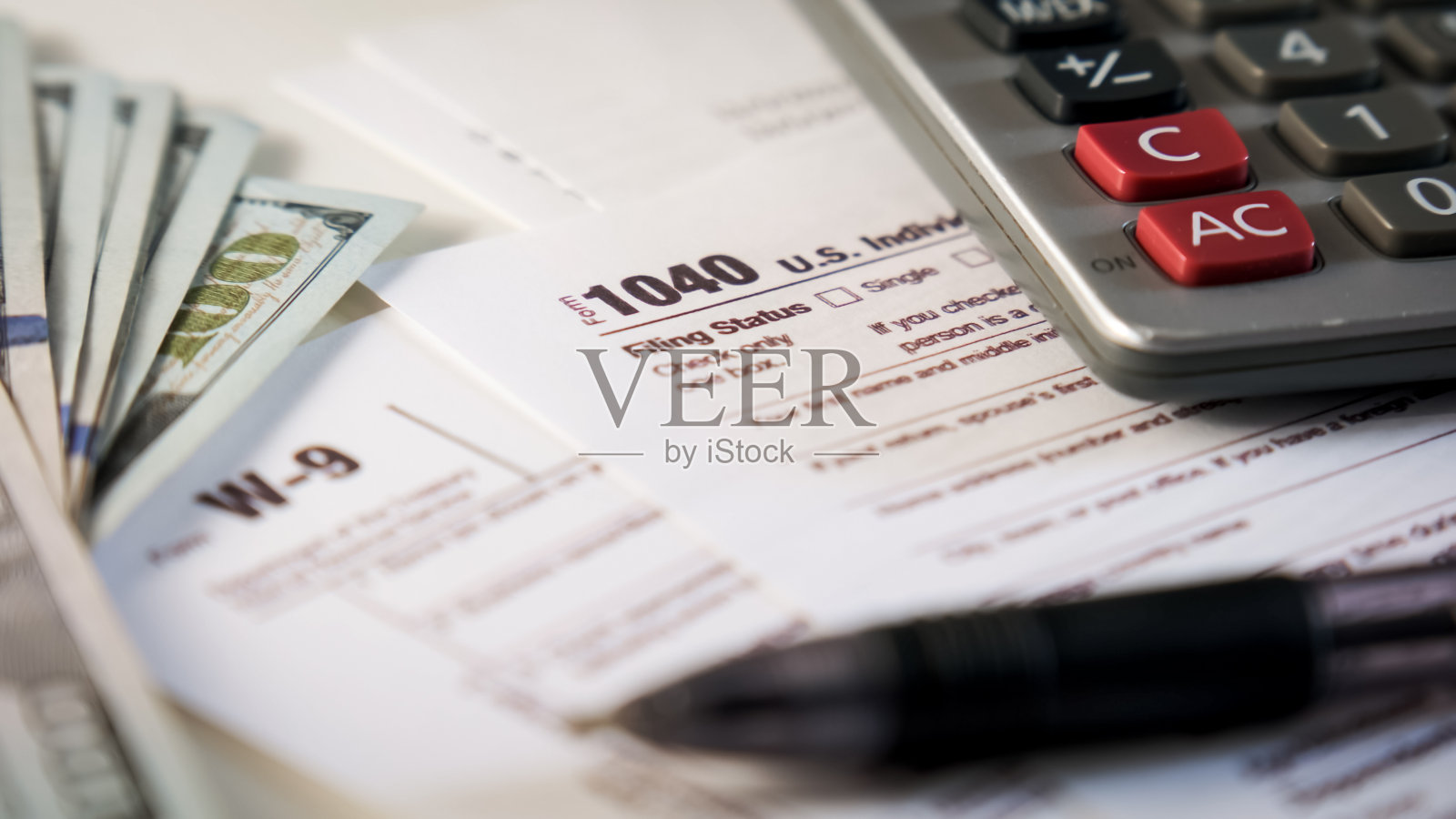 一个美国公民的桌子上放着一张1040和W9个人税单的特写镜头。照片摄影图片