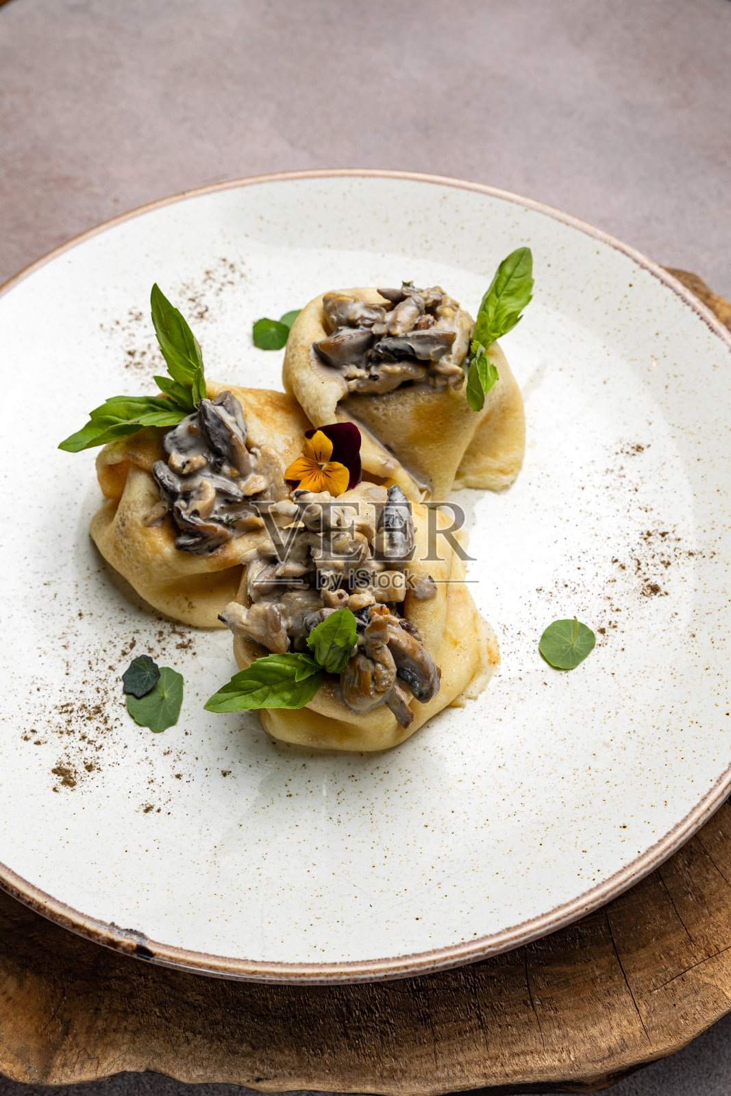 盘子里放着美味的煎饼和馅料照片摄影图片