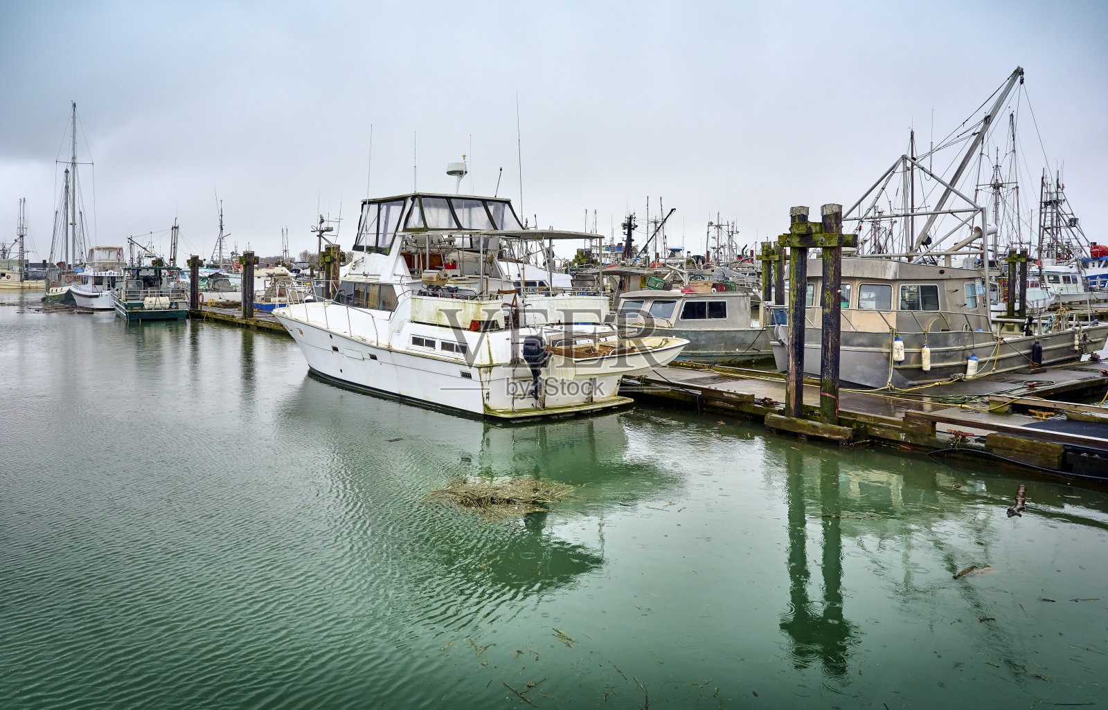 斯蒂夫斯顿港的渔船和帆船：斯蒂夫斯顿渔人码头，加拿大不列颠哥伦比亚省列治文照片摄影图片