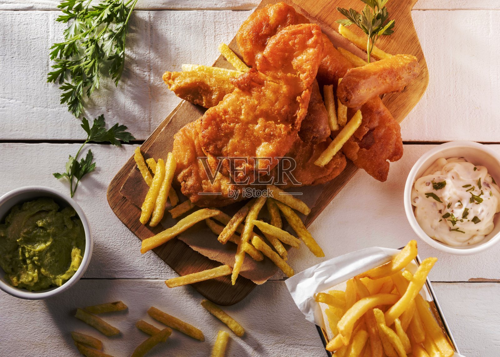 平铺炸鱼片切菜板配酱汁。高品质美丽的照片概念照片摄影图片