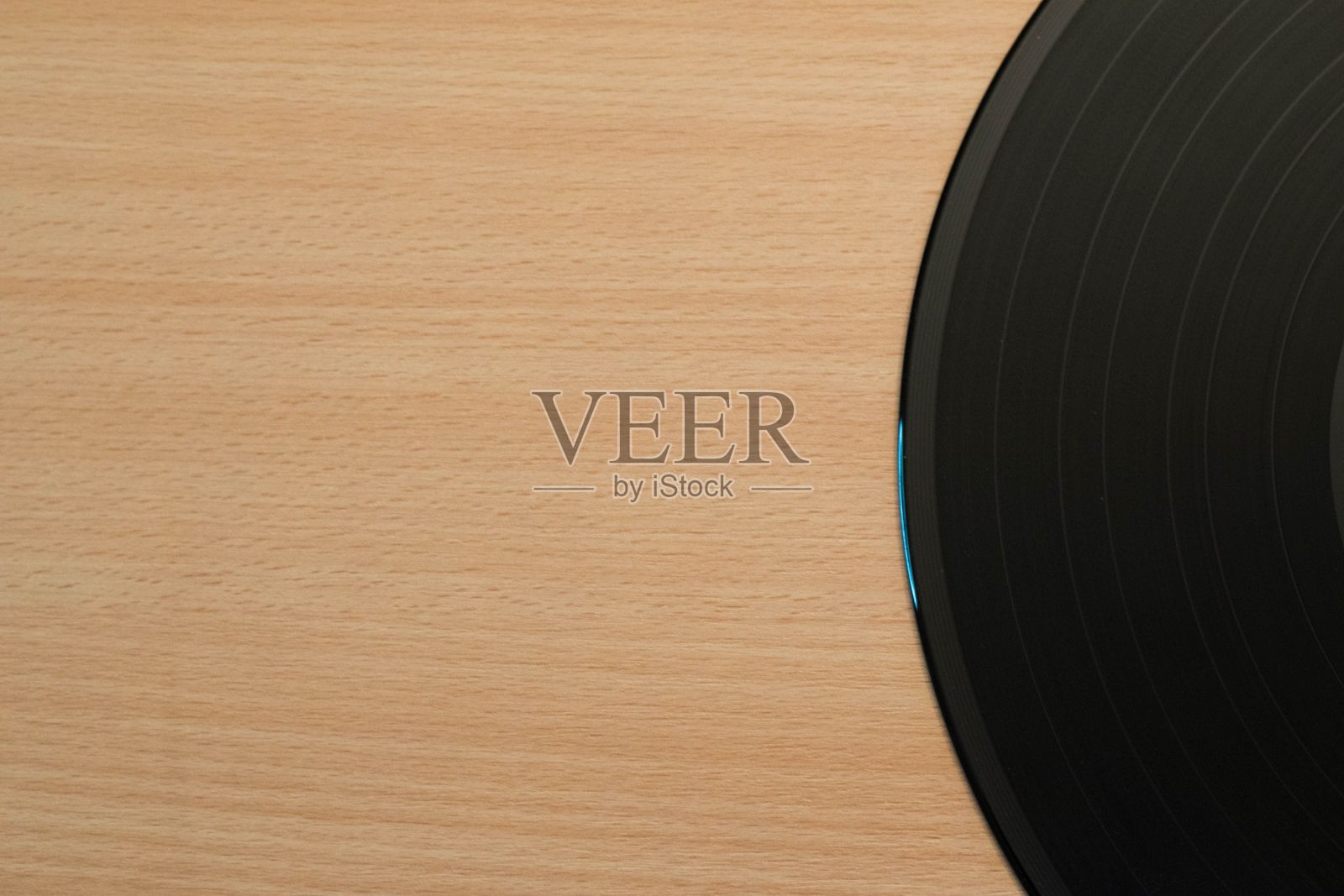 桌上放黑胶唱片照片摄影图片