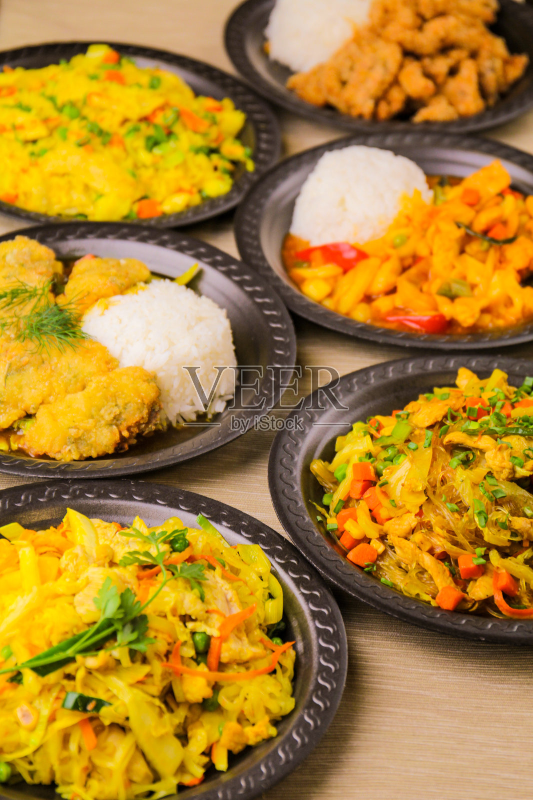 旧木桌上摆着美味的东方食物照片摄影图片