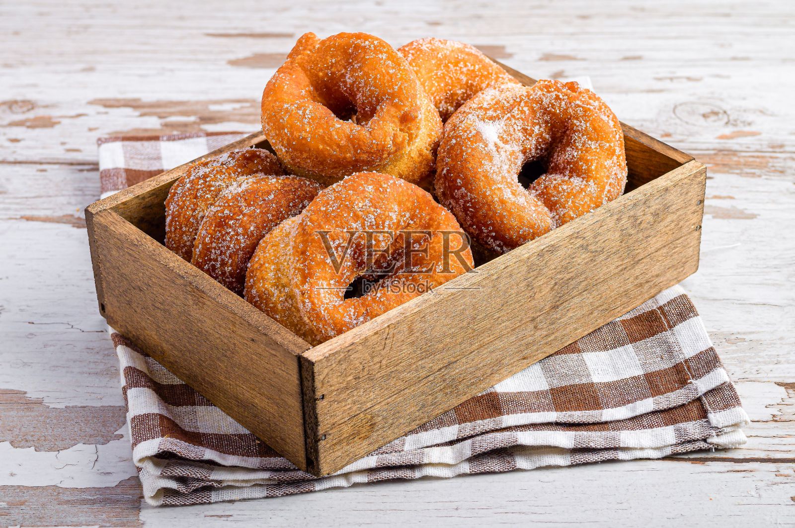 木制盒子上的甜甜圈特写照片摄影图片