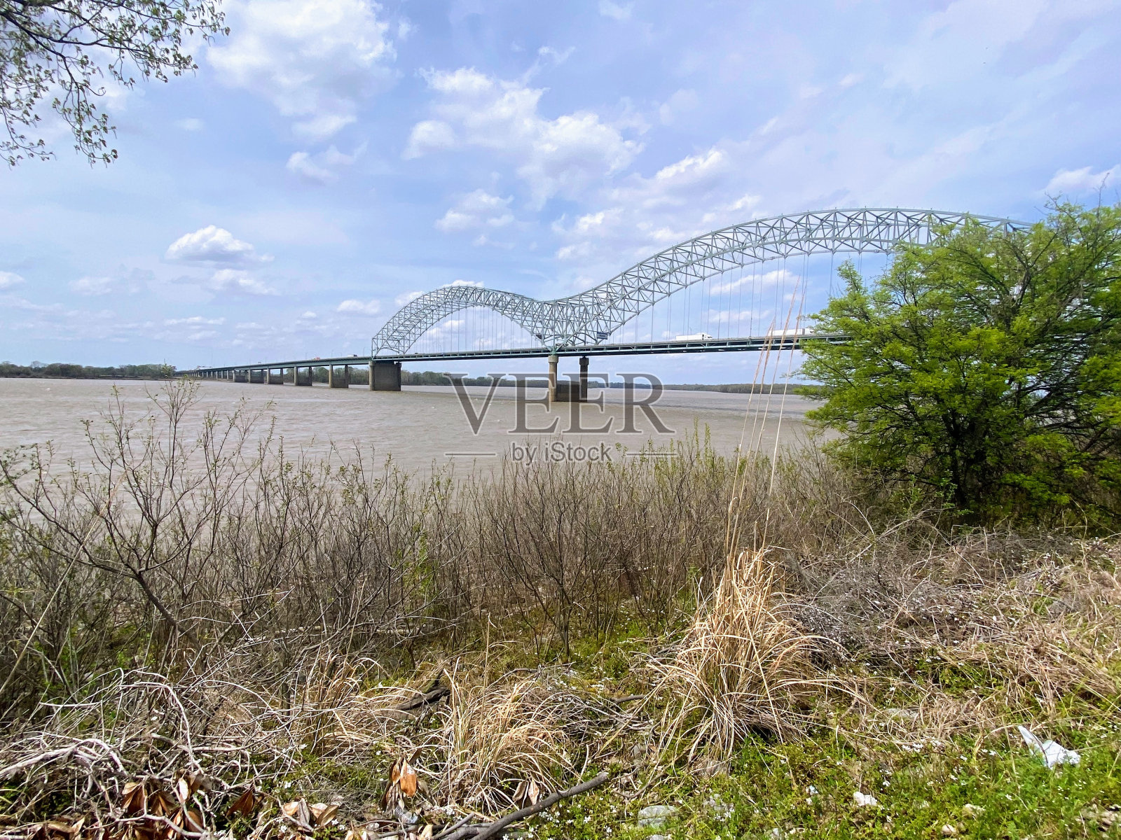 从田纳西州孟菲斯市俯瞰密西西比河和埃尔南多·德索托大桥照片摄影图片