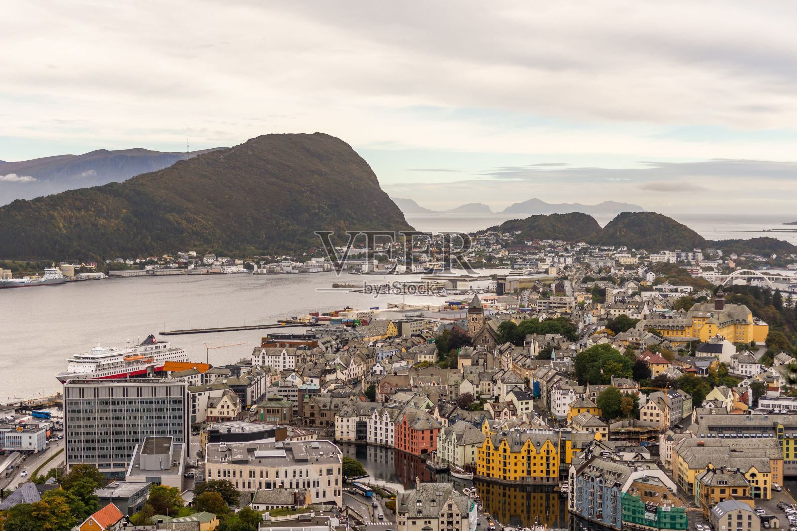 挪威的奥勒松市被群山和北海环绕照片摄影图片