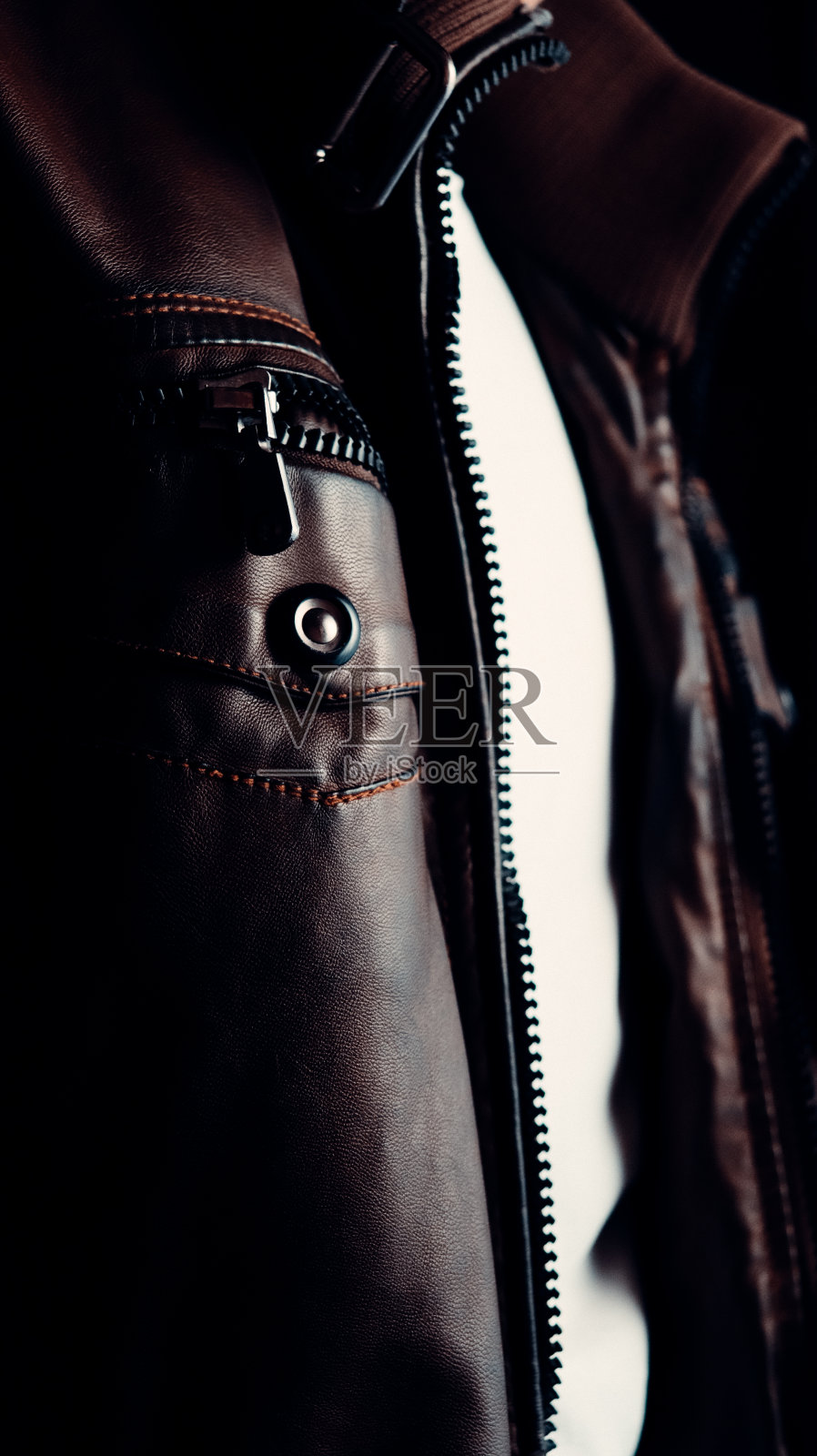 一个穿着棕色皮衣的男人的特写镜头照片摄影图片