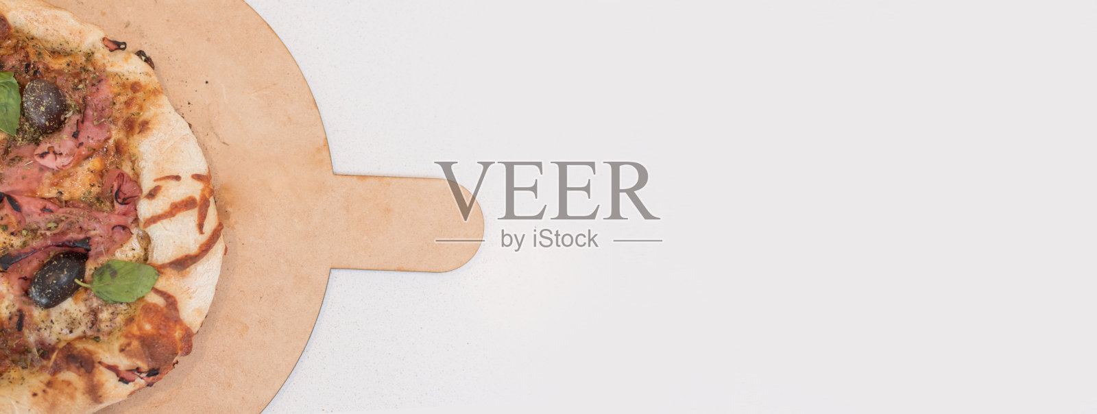 俯视图小自制圆形披萨在木板上与复制空间照片摄影图片