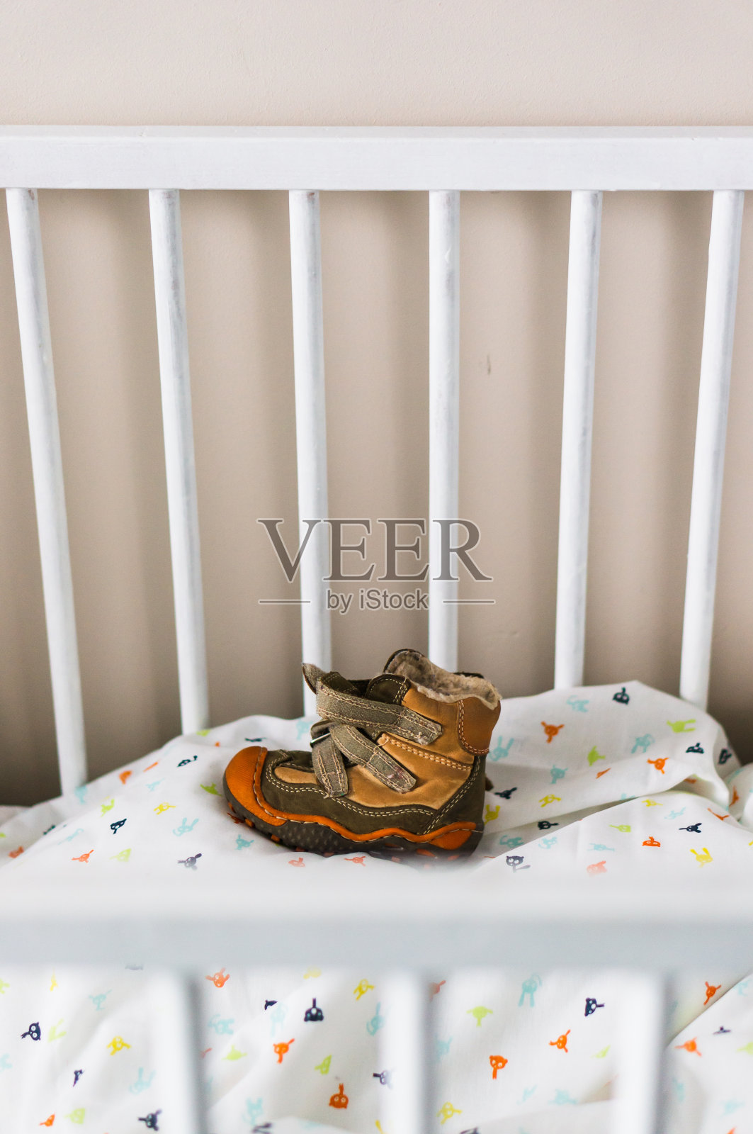 小孩的鞋放在床单上照片摄影图片