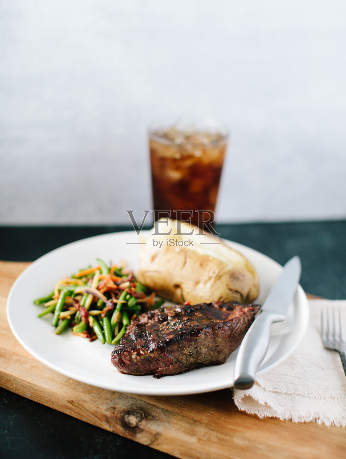 特写牛肉配沙拉和苏打水照片摄影图片