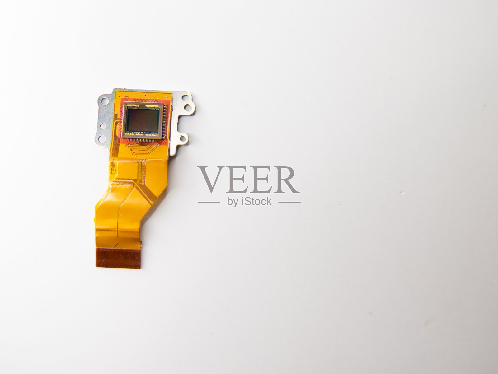 顶部视图的黄色数码相机传感器在白色背景与复制空间照片摄影图片