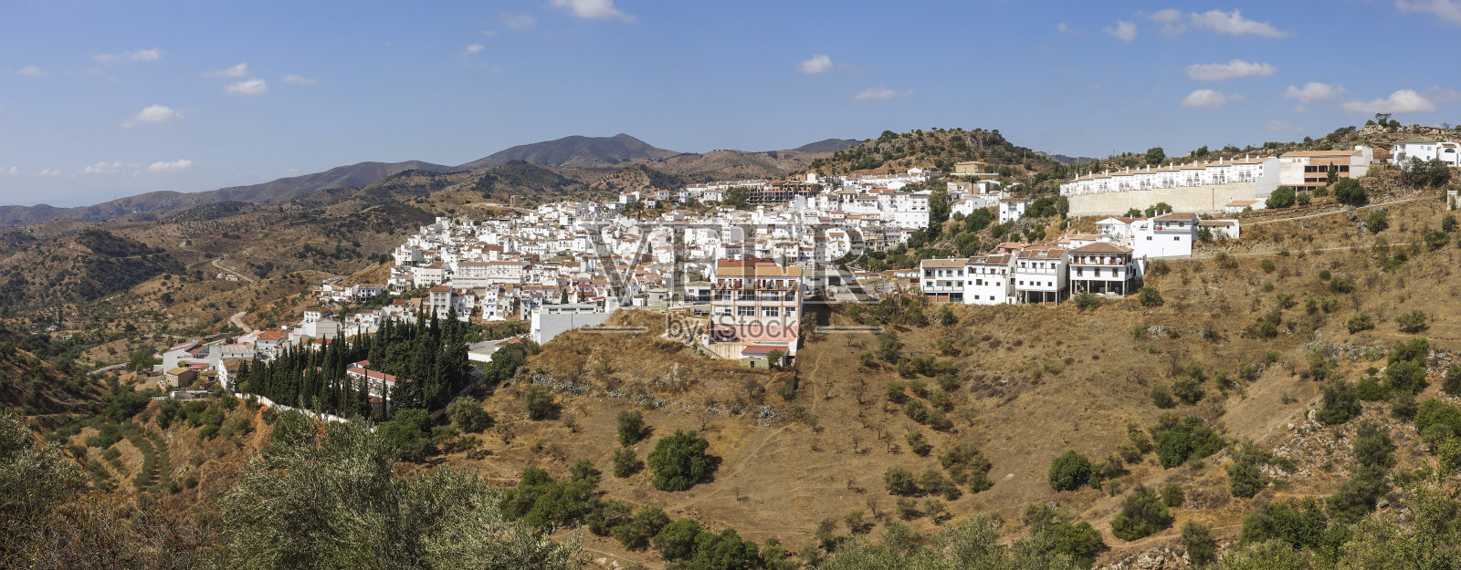 西班牙安达卢西亚马拉加省Almogia白色村庄的全景照片摄影图片