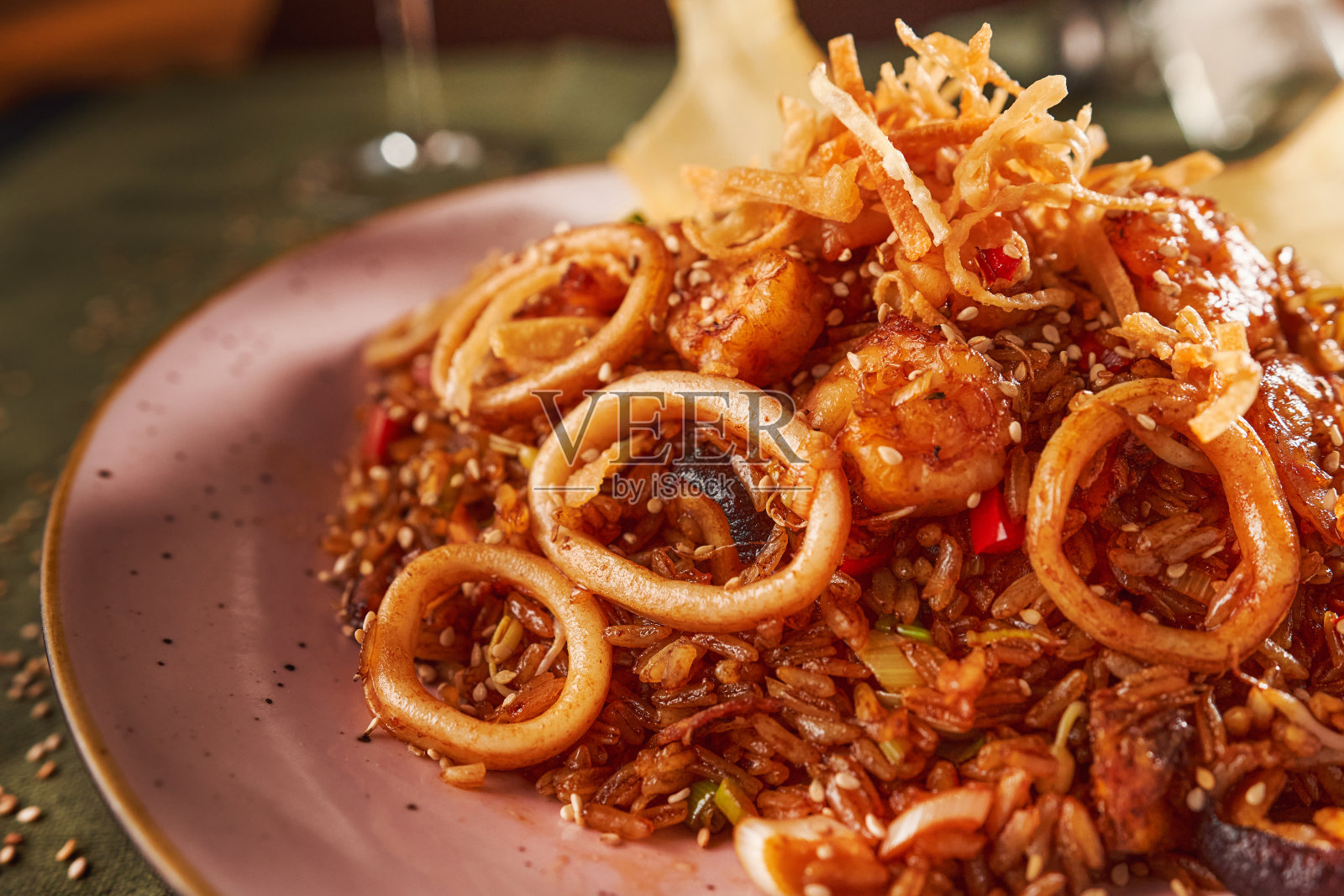 意大利调味饭配洋葱、番茄酱和海鲜照片摄影图片