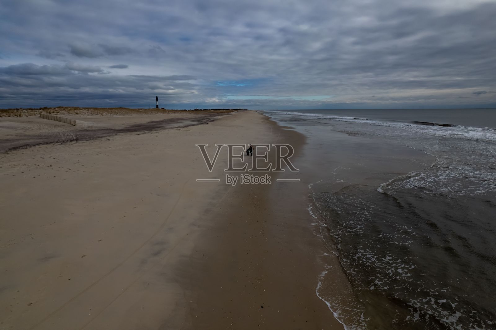 海浪打破海滩的鸟瞰图照片摄影图片