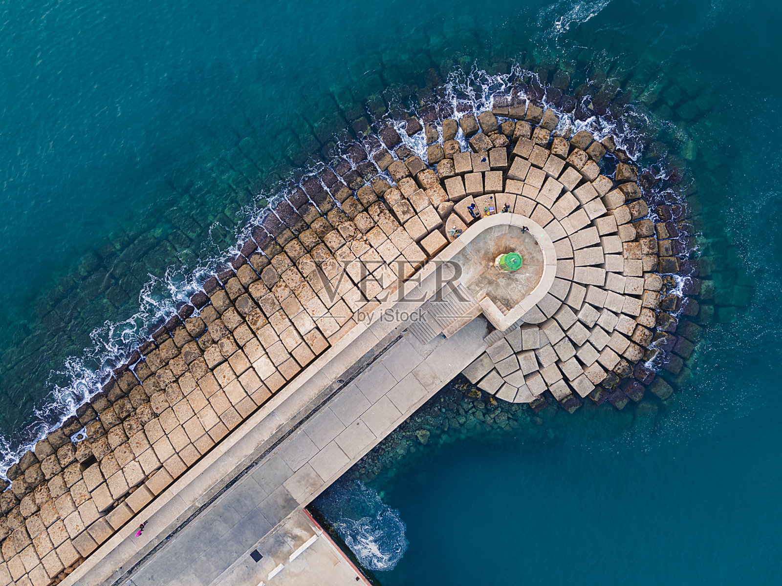 航拍西班牙爪哇海岸小镇的码头照片摄影图片