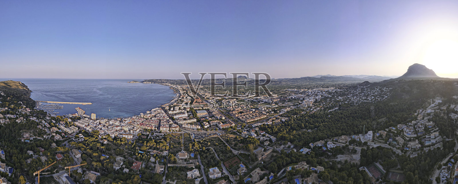 地中海海岸线的美丽鸟瞰图照片摄影图片