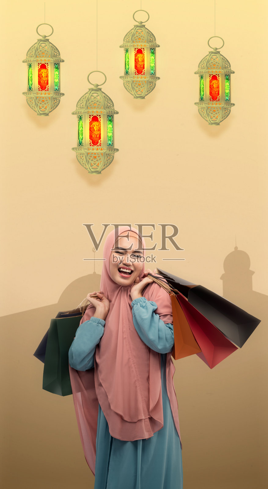 戴面纱的亚洲穆斯林妇女拿着购物袋照片摄影图片