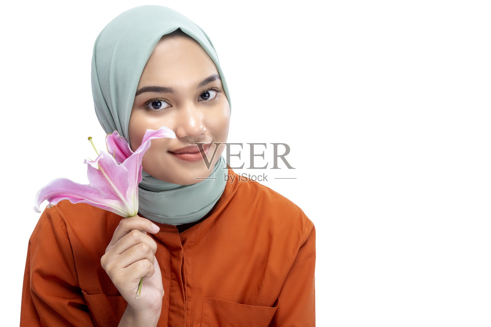 戴着头巾，手持百合花的亚洲穆斯林女性照片摄影图片