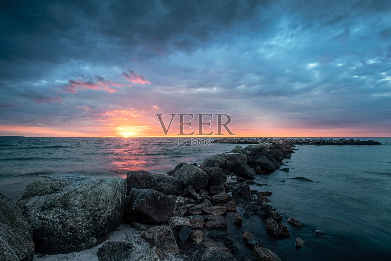 日落时分岩石海边的美景照片摄影图片