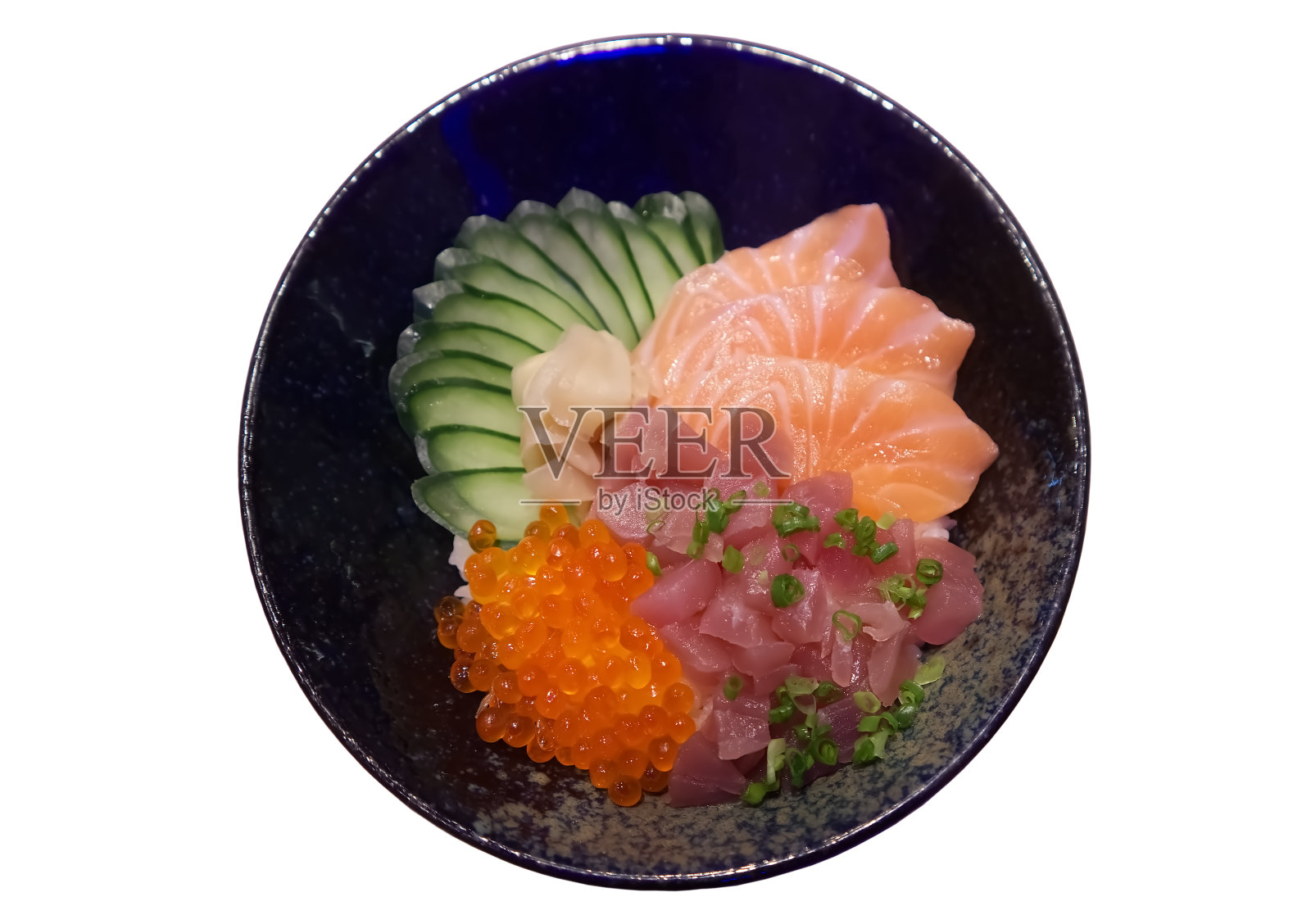 寿司和鲑鱼籽放在碗里，孤立在白色、健康的食物背景上照片摄影图片