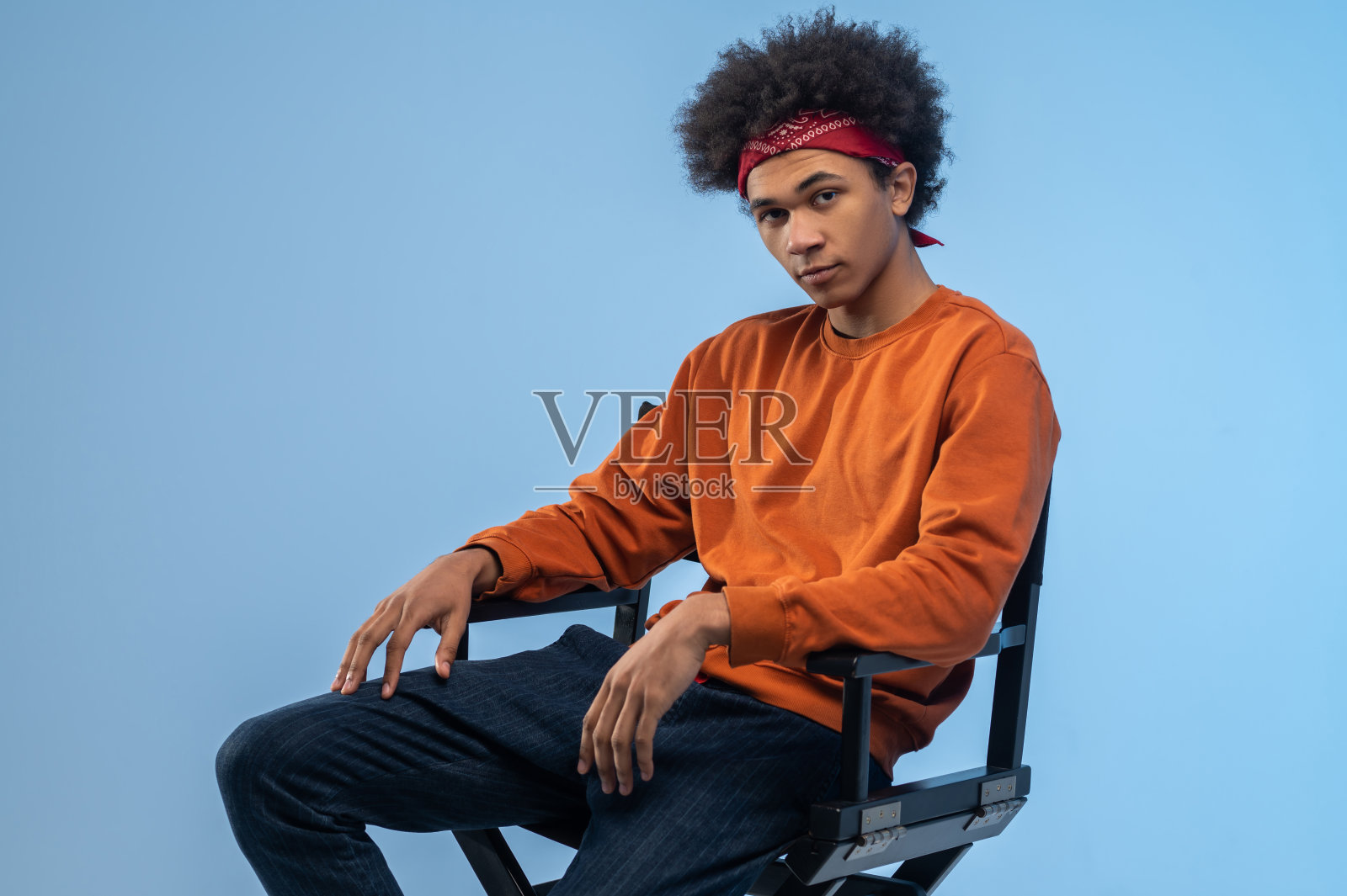 黑头发的年轻人看起来呆滞而无聊照片摄影图片