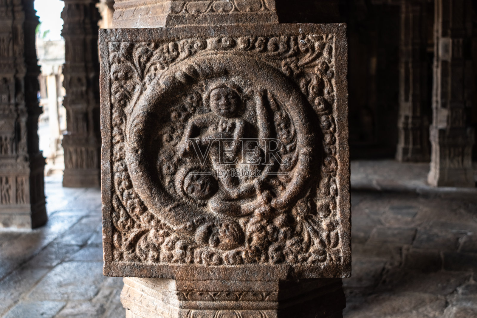 柱子上华丽的雕刻照片摄影图片