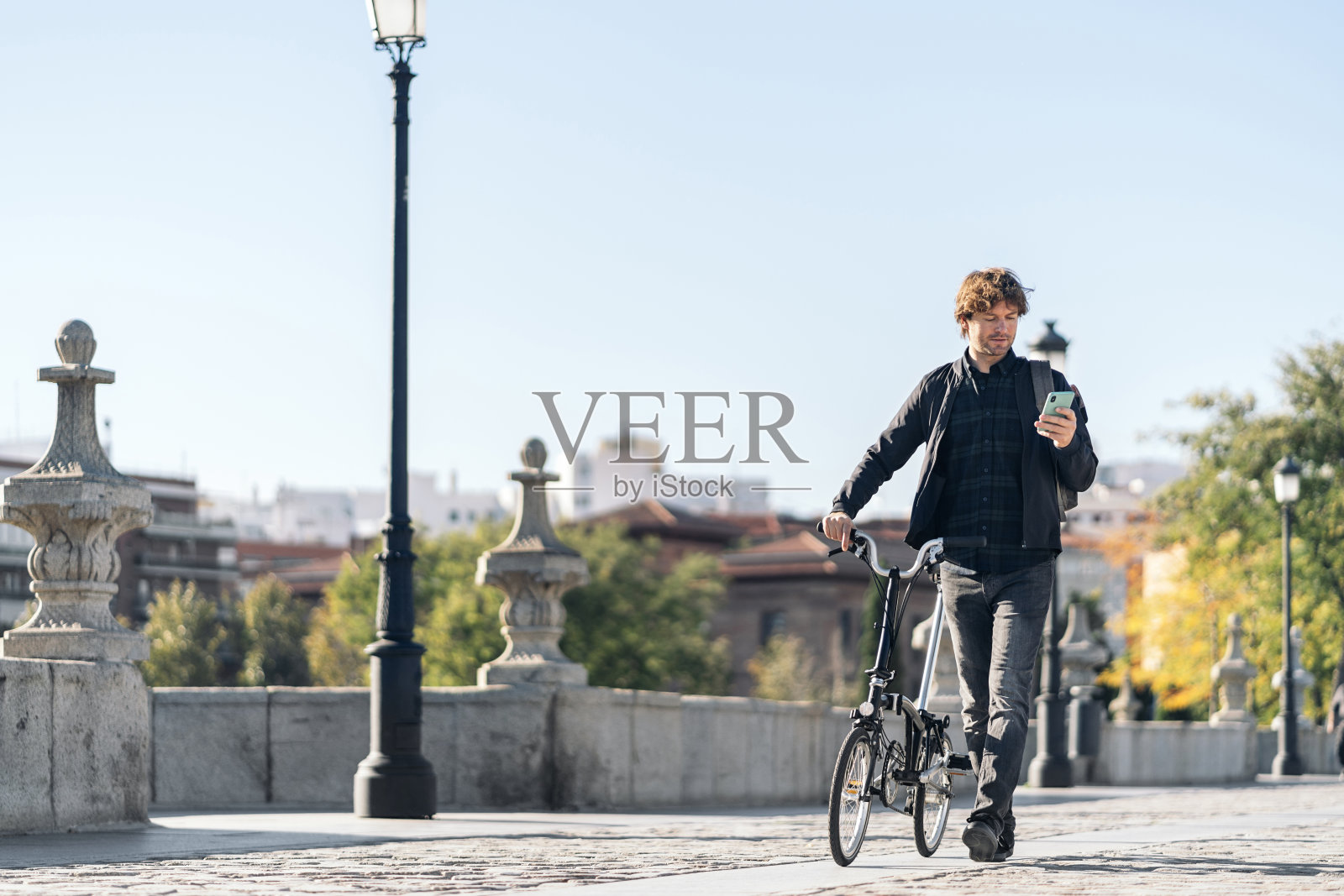 走路和使用手机的人照片摄影图片