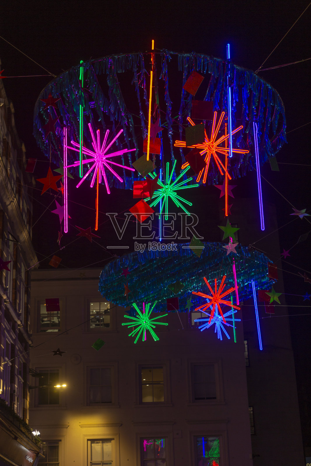 在英国伦敦，夜晚的苏活街装饰着传统的圣诞装饰照片摄影图片