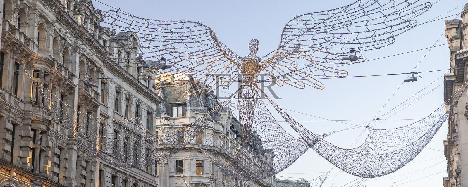 圣诞天使装饰悬挂在摄政街照片摄影图片