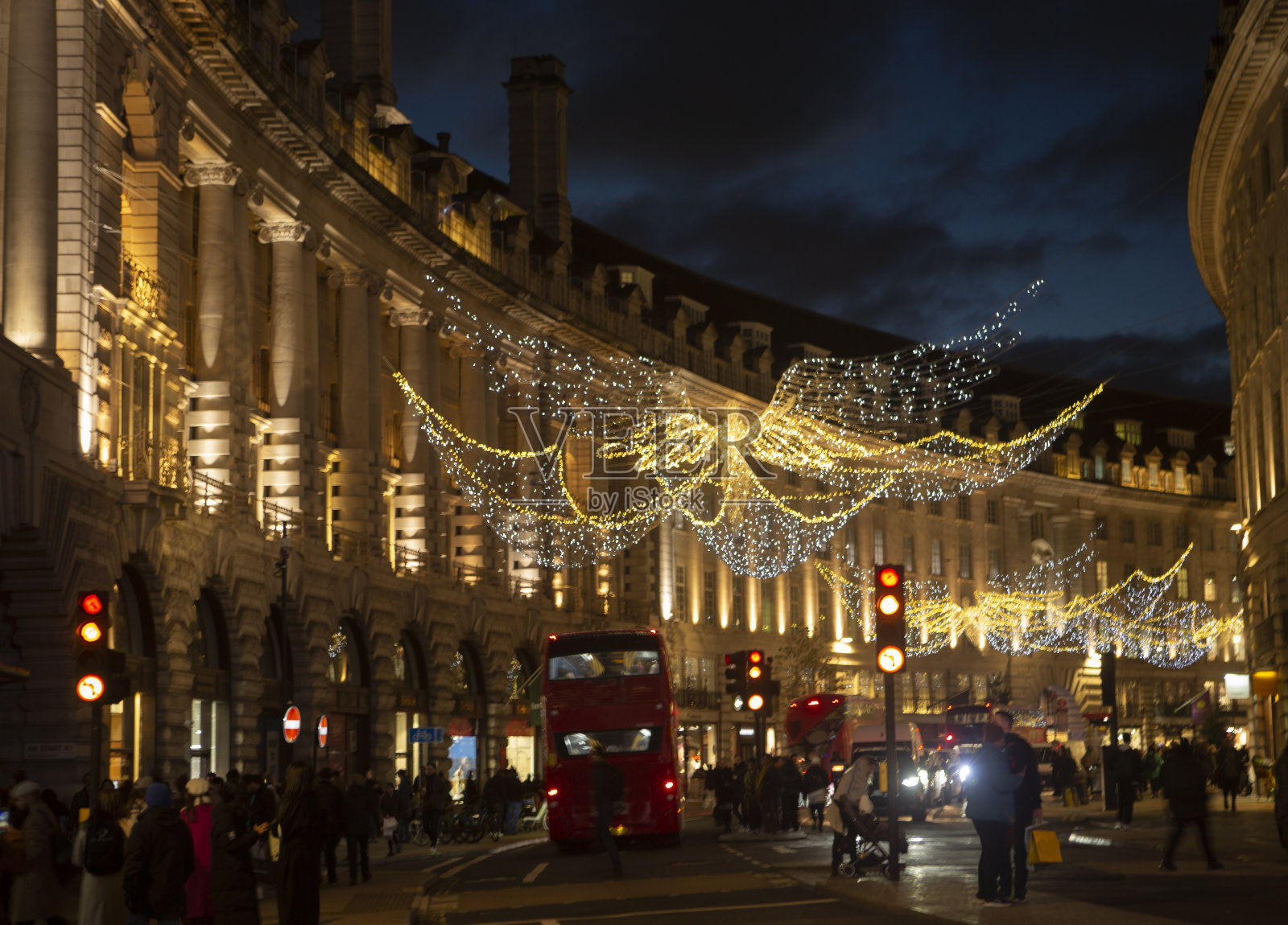 在英国伦敦的摄政街，夜晚有传统的圣诞装饰照片摄影图片