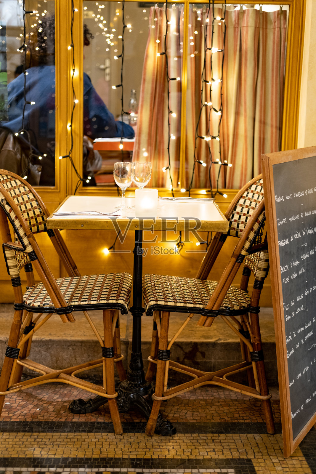 巴黎的两人桌。照片摄影图片