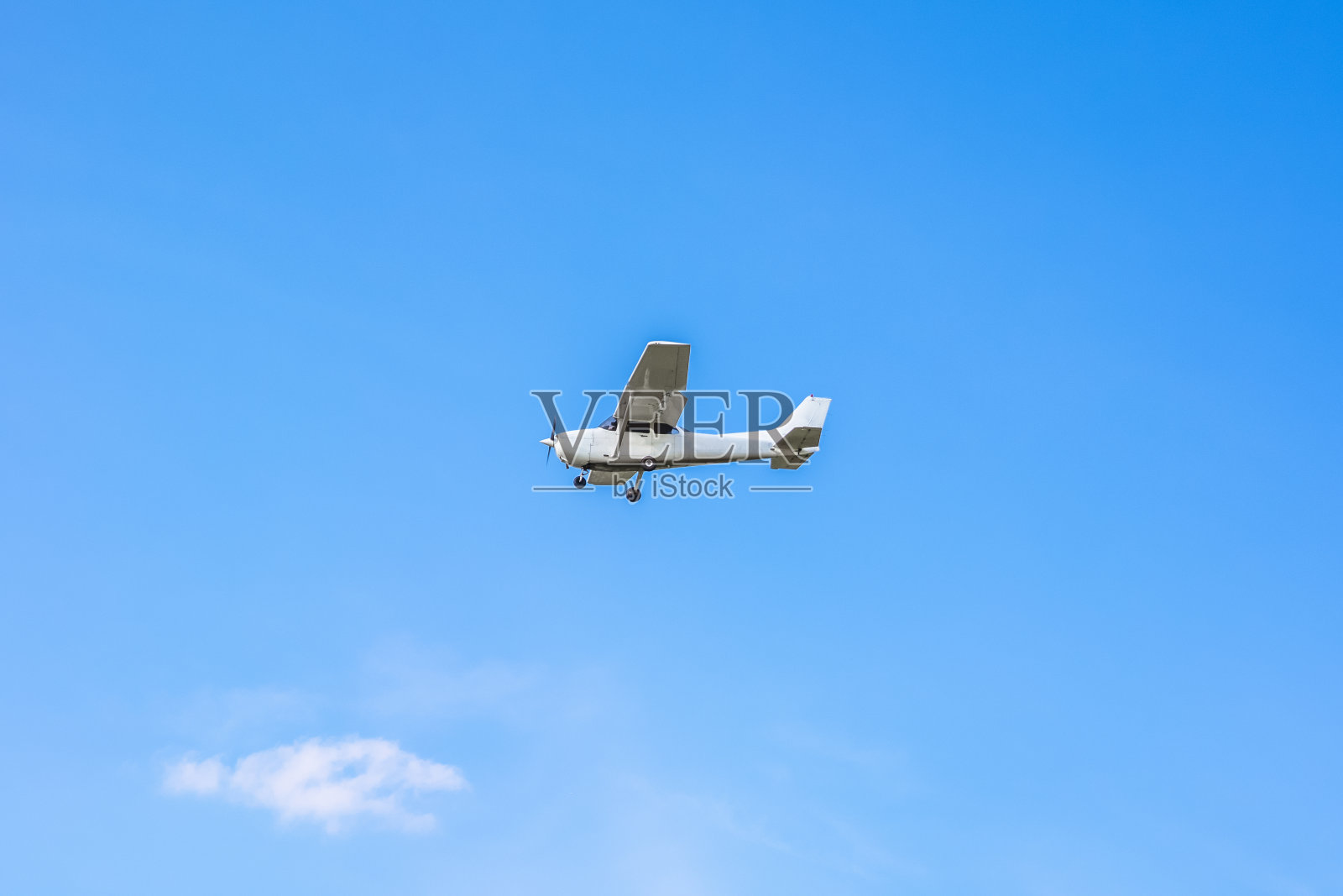 在万里无云的蓝天上，轻型私人飞机照片摄影图片