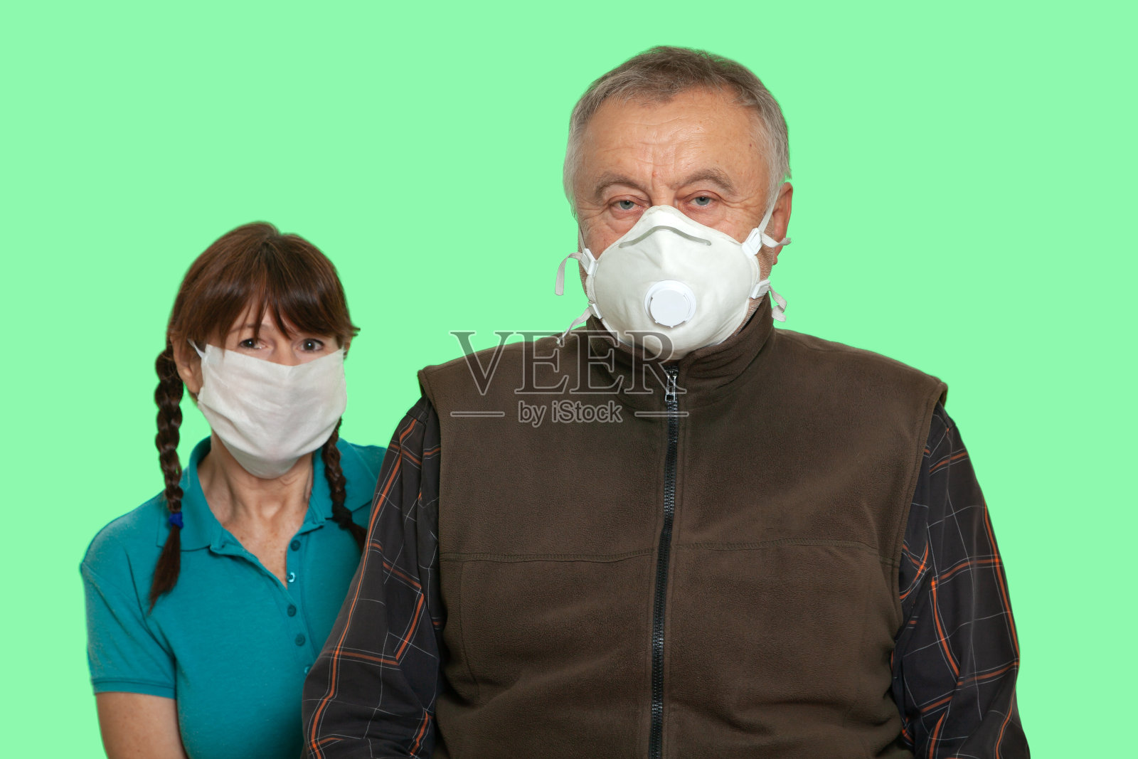 戴着面具的男人和女人被隔离在绿幕背景中照片摄影图片