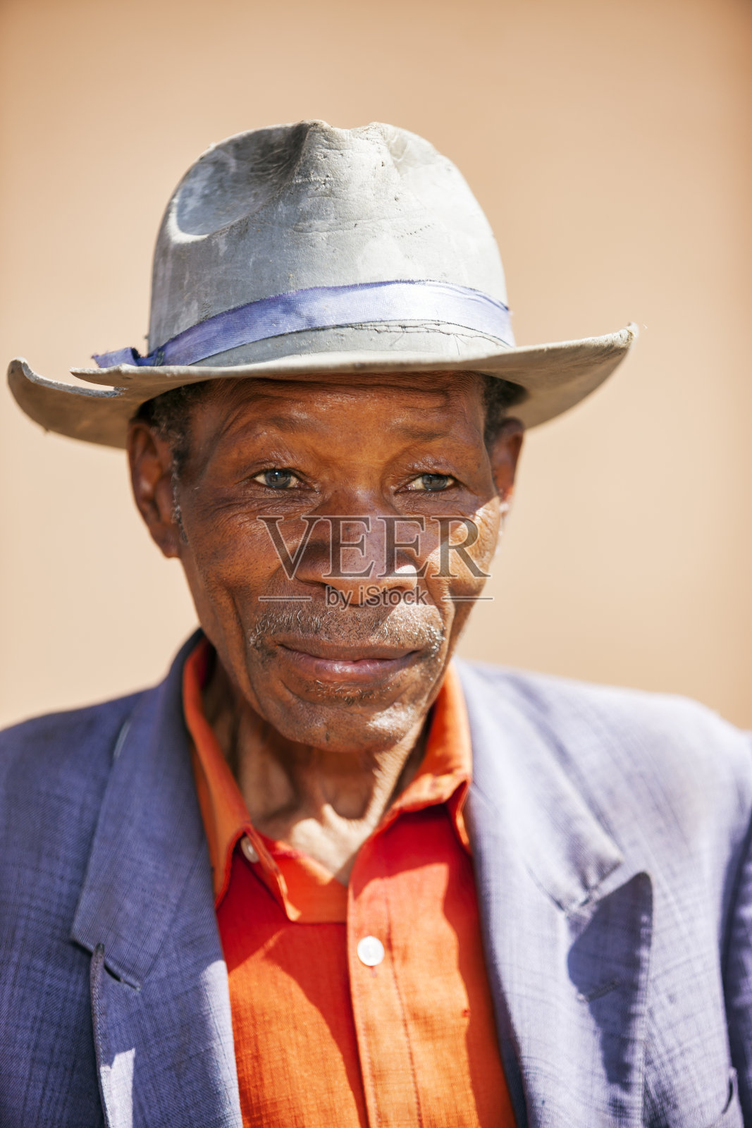 村子里的非洲老人照片摄影图片