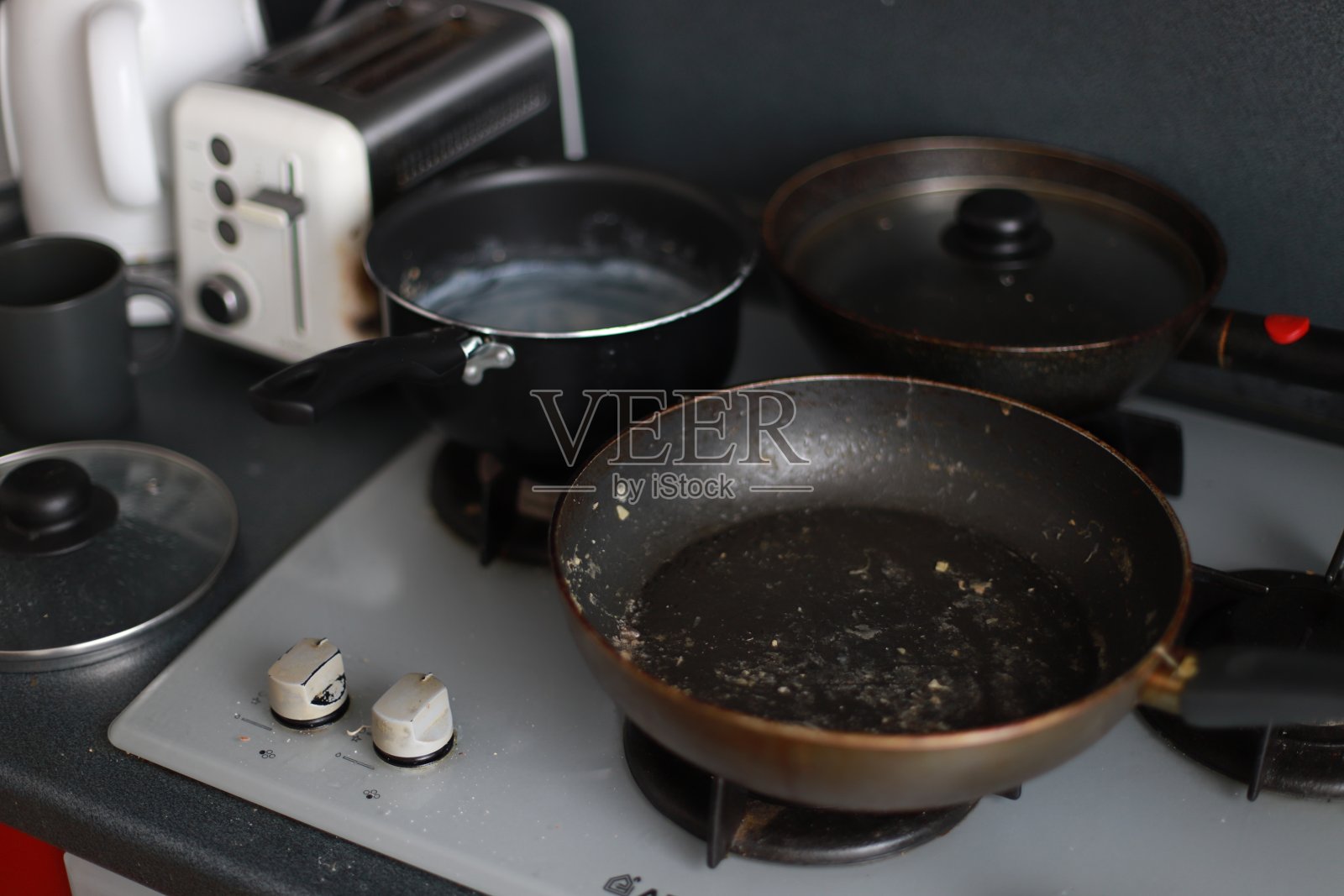 炉子上的脏盘子照片摄影图片