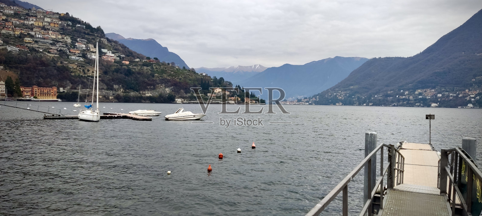 在切尔诺比奥镇一侧的科莫湖的壮观景色，具有冬季的色温。照片摄影图片