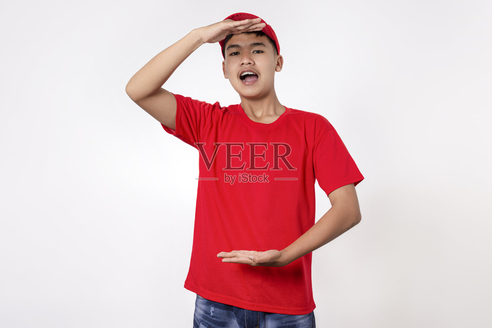 快递员送货概念。微笑年轻的亚洲送货员在红色制服隔离在白色背景手势与手显示尺寸插图照片摄影图片