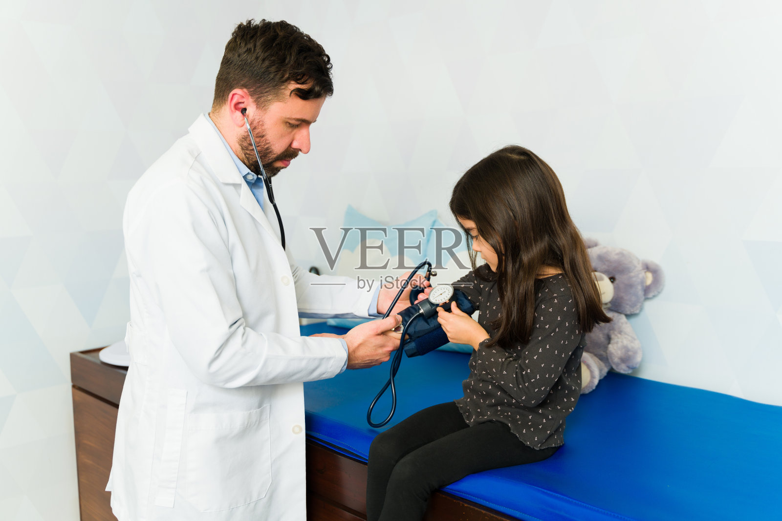 医生正在给一个小病人做体检照片摄影图片