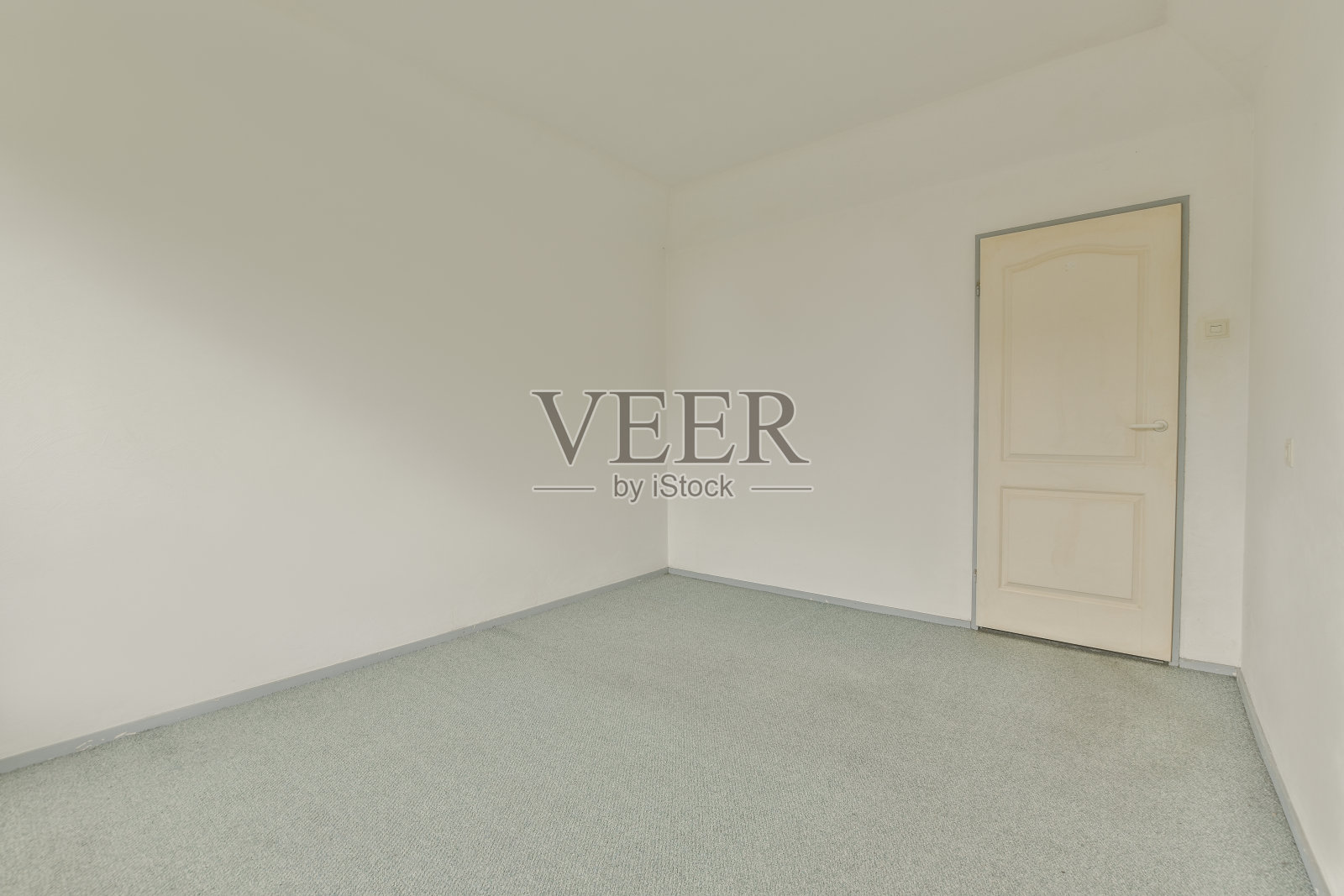 空房间有窗户和暖气片照片摄影图片