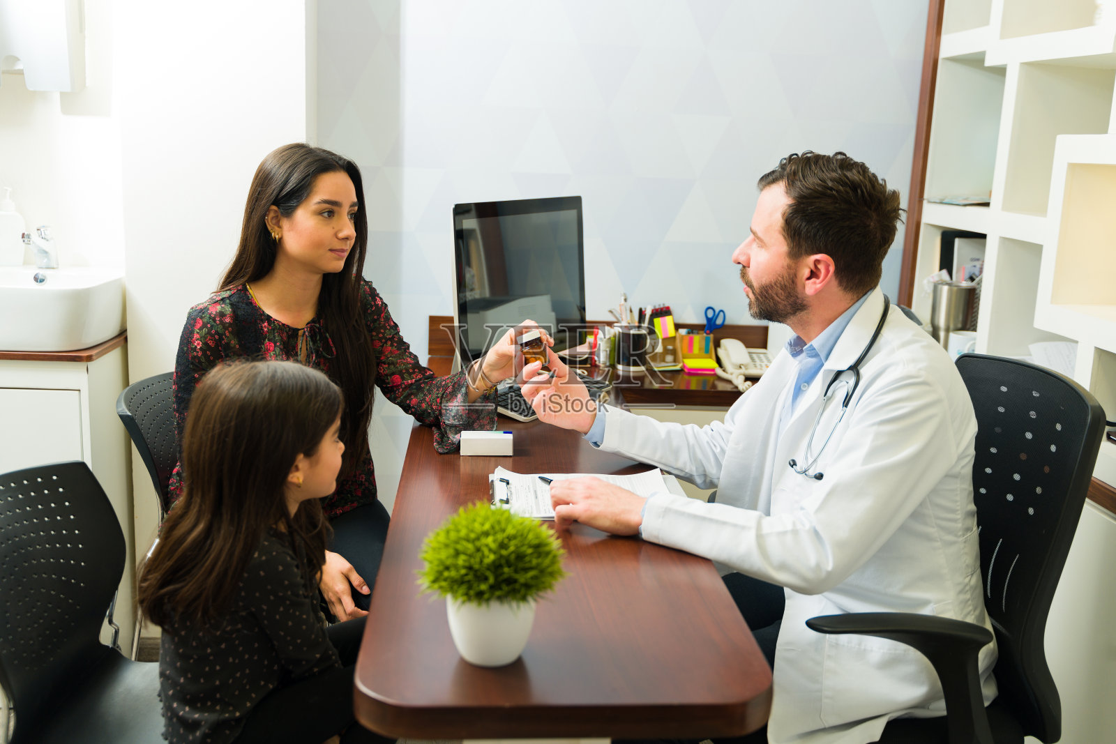 一个白人医生给一个小孩开处方照片摄影图片